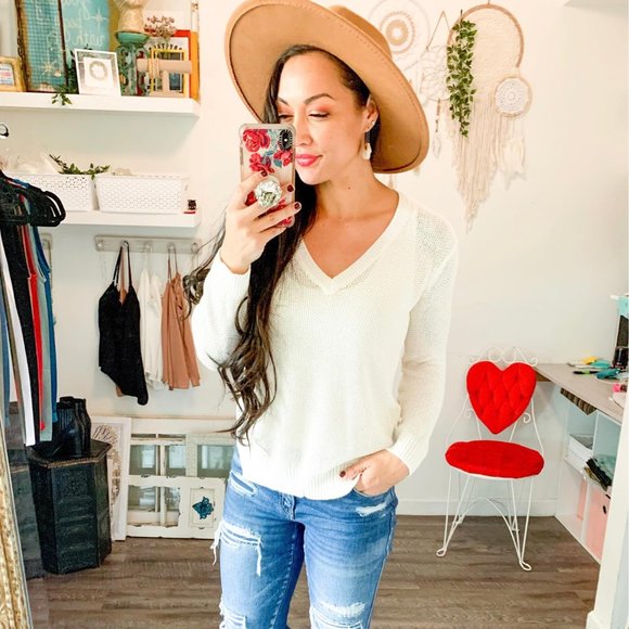 The House Of Gentry Sweaters - White Vneck Sweater